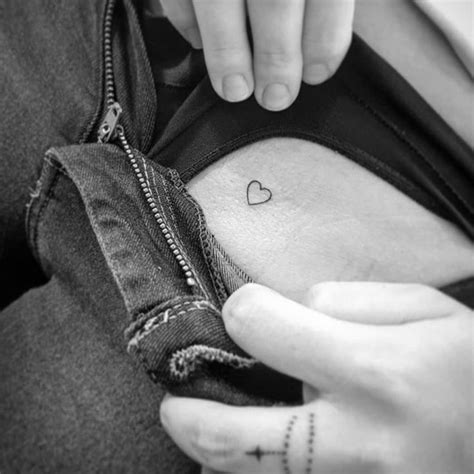 tatuagem virilha|Tatuagem na virilha: 20 inspirações femininas para。